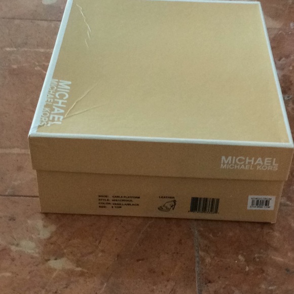 Michael Kors Black and White Sandel - Picture 6 of 6